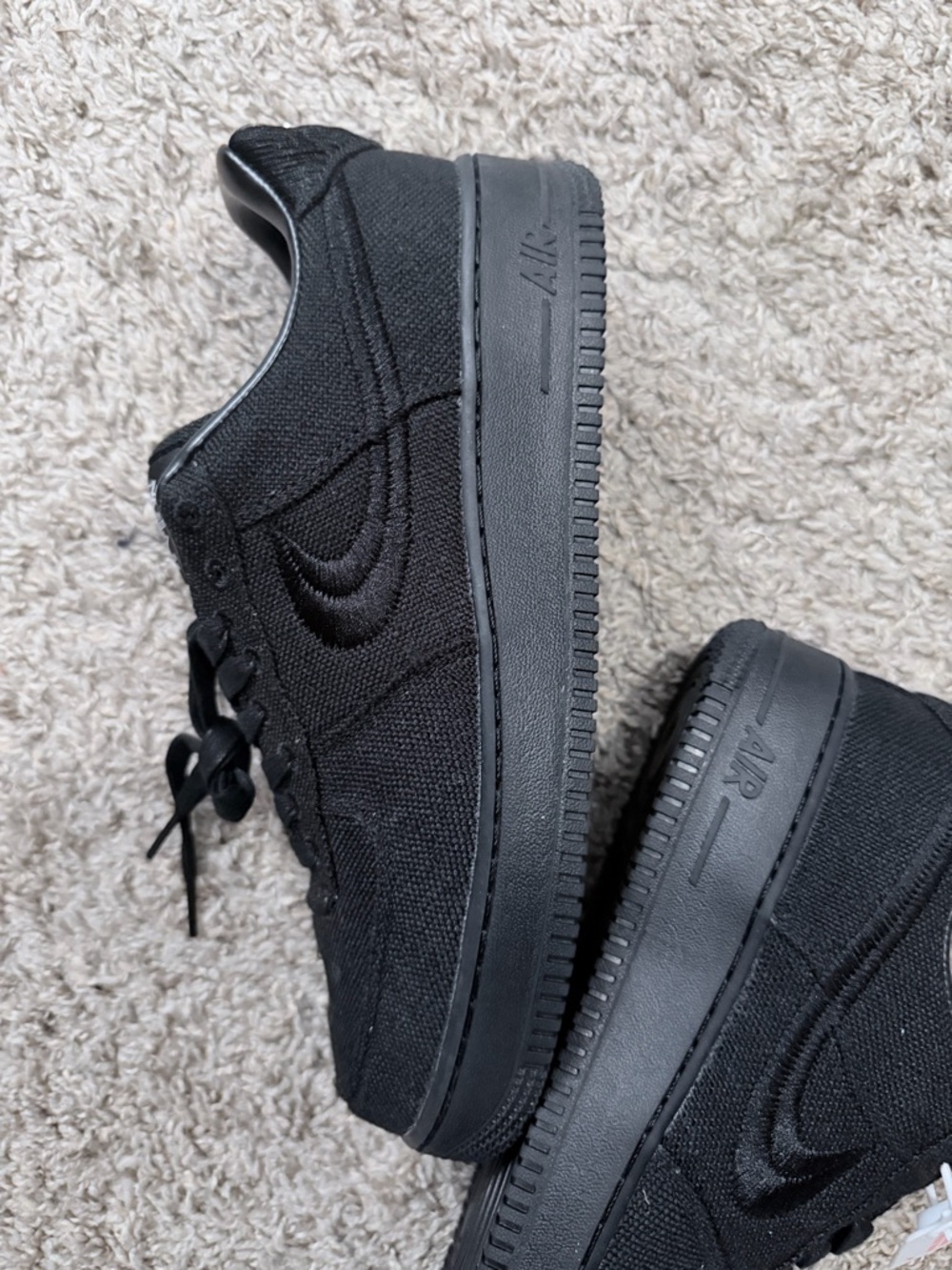 Nike Men’s Black Low-Top Sneakers with Lace-Up Design